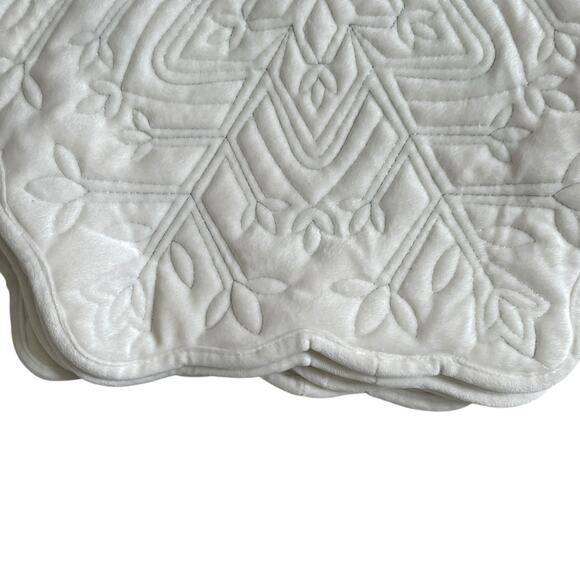 Tahari Home White Snowflake Velvet Placemats Set of 4 Christmas Holiday NEW - Picture 7 of 9